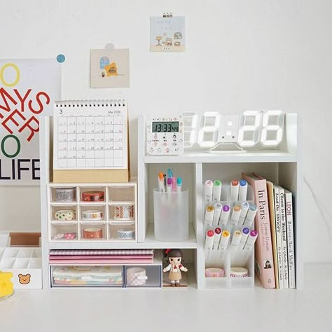 study desk decor Desk With Organizer, Organizer For Study Table, Desk Cute Ideas, Stationary Set Up, Small Desk Ideas Aesthetic, Desk Set Up, Desk Organization Ideas Aesthetic, Desk Drawer Organization, Small Desk Decor