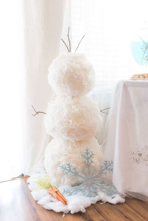 Frozen | CatchMyParty.com Frozen Elegant Party, Fancy Frozen Birthday Party, Winter Princess Party, Frozen Winter Wonderland Party, Frozen Birthday Activities, Frozen Birthday Diy, Diy Frozen Birthday Party, Snow Princess Birthday Party, Winterwonder Land