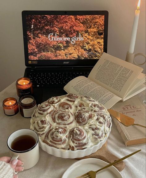 Fall Cinnamon Rolls Aesthetic, Autumn Lifestyle Aesthetic, Cinnamon Aesthetic Girl, Autumn Aesthetic Cozy Home, Autumn Morning Aesthetic, Early Autumn Aesthetic, Early Fall Aesthetic, Autumn Aesthetic Home, Cinnamon Girl Aesthetic