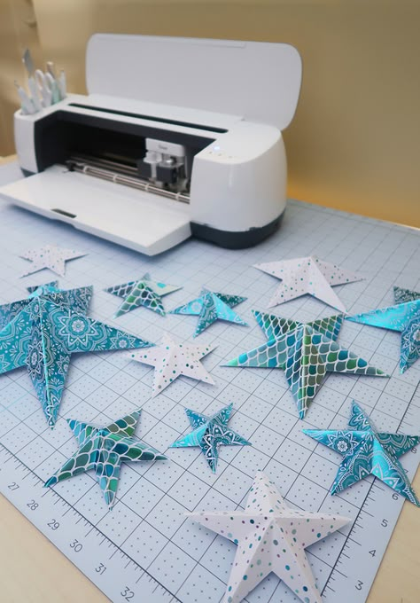 How to make 3D paper stars with the Cricut Maker - Weekend Craft 3d Christmas Star, 3d Paper Stars, 3d Paper Star, 3d Templates, Vinyle Cricut, Idee Cricut, Weekend Crafts, Projets Cricut, Free Cricut