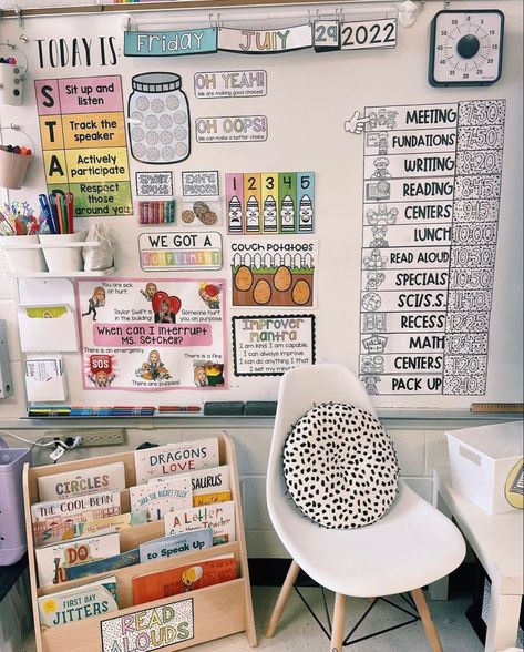 Outside Of Classroom Door Decor, Classroom Whiteboard Ideas Kindergarten, 1 St Grade Classroom Set Up, Teacher Whiteboard Setup, Teacher Kindergarten Classroom, 2nd Grade Classroom Inspiration, Pocket Charts In The Classroom, Classroom Cork Board, White Board Set Up