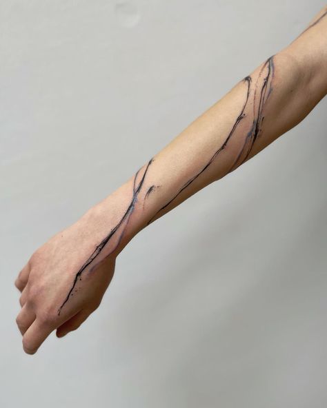 Abstract Tattoo 9 Line Tattoo Arm, Black Line Tattoo, Around Arm Tattoo, Brush Tattoo, Abstract Tattoo Designs, Wrap Tattoo, Tattoo Line, Handpoke Tattoo, Different Tattoos