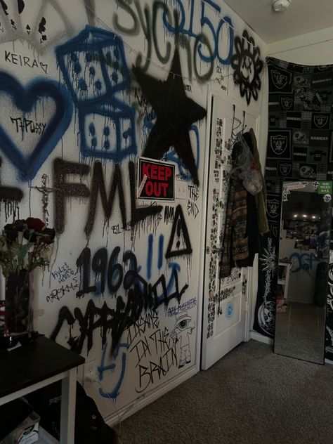 Graffiti Wall Art Bedroom, Punk Room Ideas, Punk Bedroom Aesthetic, Skater Room Ideas, Skater Bedroom, Skater Room, Graffiti Bedroom, Punk Room, Graffiti Room