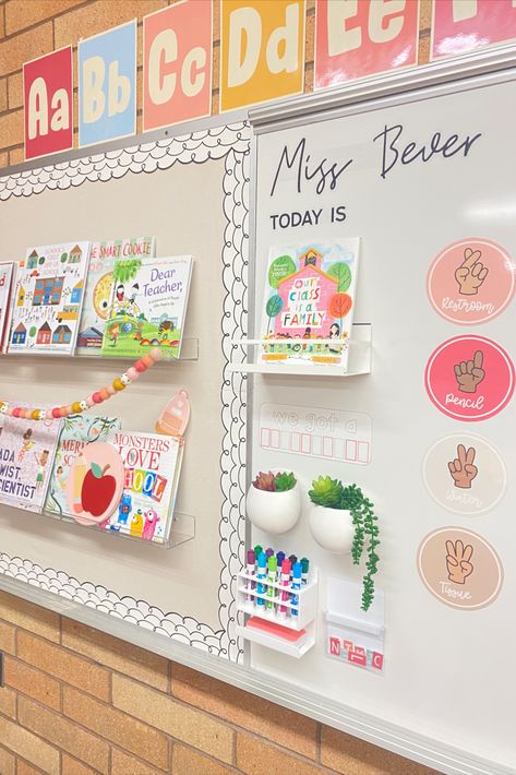 Clean Classroom Ideas, Beginner Teacher Classroom, 2nd Grade Class Decor, 1st Grade Bulletin Board Ideas Learning, Teacher Rooms Ideas, Classroom Portfolio Ideas, Bulletin Board Ideas For Clubs, In Home Classroom Set Up, Classroom Student Station