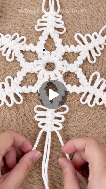 Jewish Macrame, Macrame Snowflakes Diy Easy, Macrame Stocking Diy, Easy Christmas Macrame, Macrame Snowman Ornament, Macrame Snowflakes Diy Tutorial, Macrame Ornament Tutorial, Easy Macrame Christmas Ornaments, Macrame Christmas Ornaments Tutorials