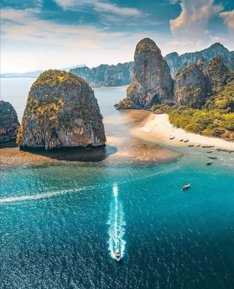 Krabi es una bellísima provincia del sur de Tailandia. Sus espectaculares islas cercanas(Koh Phi Phi o Koh Poda) y sus playas la convierten en el mejor lugar para disfrutar del mar y de las actividades acuáticas, la belleza de su entorno y sus aguas de ensueño. Tailandia.🏖️ Railay Beach Krabi, Thailand Krabi, Railay Beach, Thailand Travel Tips, Krabi Thailand, Thailand Beaches, Visit Thailand, Ao Nang, Krabi