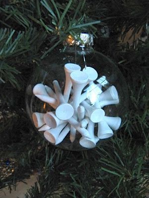 These 25 Ways to Fill a Christmas Ornament ideas are so perfect, you’ll wonder why you haven’t tried them before now. Golf Tee Christmas Ornaments, Golf Ornaments Diy, Golf Christmas Decorations, Golf Tee Crafts, Clear Glass Christmas Ornaments, Golf Christmas, Clear Glass Ornaments, Golf Decor, Christmas Golf