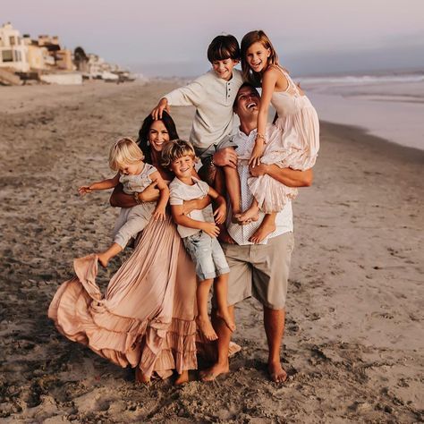 Family Beach Pictures Outfits, Beach Photoshoot Family, Sunset Family Photos, Beach Picture Outfits, Family Portrait Outfits, Family Photo Colors, Beach Photography Family, Family Beach Portraits, Summer Family Photos