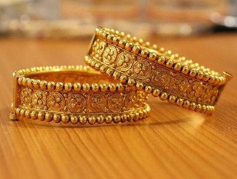 Gold Kangan, Antique Jewellery Online, Gold Bangles For Women, Gold Bangle Set, Modern Gold Jewelry, Antique Jewellery Designs, Gold Bridal Jewellery Sets, Antique Bridal Jewelry, Bangles Design