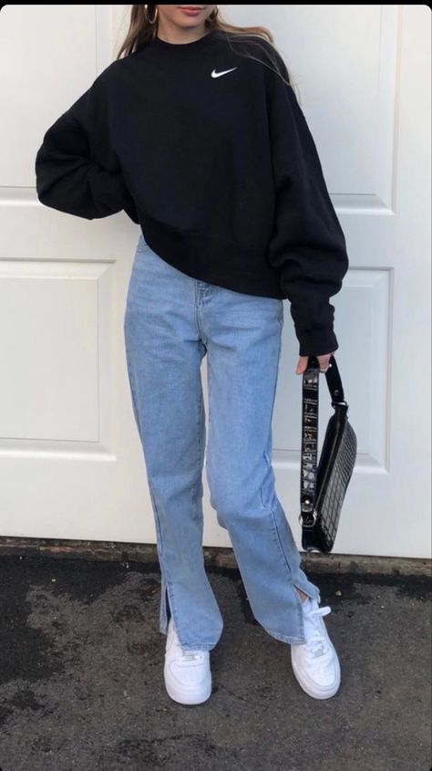 Black Hoodie And Blue Jeans Outfit, Cute Hoddies Outfits Woman, Black Nike Crewneck Outfit, Hoody Outfits Women Jeans, Black Hoddies Outfits Women, Black Nike Sweatshirt Outfit, Black Hoodie Outfit Aesthetic, Nike Crewneck Outfit, Hoddies Outfits Woman