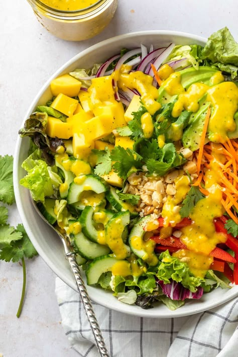 Salad Recipes Spring, Mango Salad Dressing, Mango Dressing, Salad With Mango, Lettuce Salad Recipes, Green Lettuce, Filling Lunch, Tropical Salad, Red Onion Salad