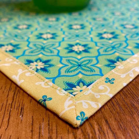 Making Cloth Napkins, Making Napkins Sewing Projects, Dinner Napkin Sewing Pattern, Sew Dinner Napkins, Self Binding Napkin Tutorial, How To Make Dinner Napkins, Cloth Napkin Sewing Pattern, Sewing Cloth Napkins, How To Sew A Placemat