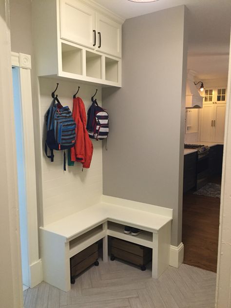 Corner bench, mudroom built-in, small Mudroom Bench Makeover, Farmhouse Mudroom, Laundry Room Storage Shelves, Diy Storage Bench, Room Storage Diy, Bench Mudroom, Mudroom Entryway, Corner Bench, Farmhouse Entryway