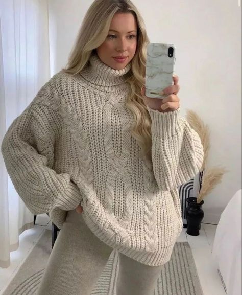 Cozy Sweater Outfits, Winter 2024 Fashion Trends, Beige Cable Knit Sweater, Stylish In Winter, Turtleneck Sweater Outfit, Cozy Sweaters Outfits, Form Outfits, Winter Sweaters Oversized, Winter 2024 Fashion