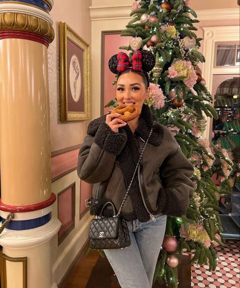 Disney Outfits Winter, Disneyland Christmas Outfit, Disney Winter Outfits, Cheese Pretzels, Disneyland Outfit Winter, Disney Christmas Outfits, Universal Studios Outfit, Disney Universal Studios, Disney Trip Outfits