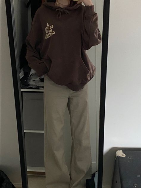 Hoodie Outfits Aesthetic, Brown Crewneck Outfit, Brown Jumper Outfit, Brown Hoodie Outfit, Beige Jeans Outfit, Brown Jeans Outfit, Brown Aesthetic Outfit, Hoodie Outfit Aesthetic, Khakis Outfit