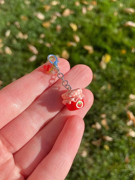 Strawberry Accessories, Charms Keychain, Strawberry Gifts, Design Japonais, Strawberry Jelly, Beads Craft Jewelry, Clay Diy Projects, Clay Baby, Polymer Clay Diy