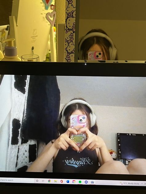 Laptop Mirror Selfie Aesthetic, Computer Selfie Ideas, Laptop Pics Aesthetic, Laptop Pose Ideas, Computer Photoshoot Aesthetic, Macbook Photo Ideas, Aesthetic Laptop Photos, Computer Photo Aesthetic, Pfp Ideas Selfie