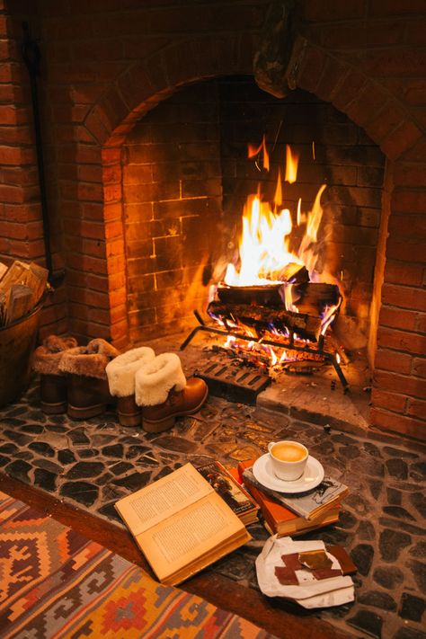 11 Cozy Photos of Fireplaces That Will Make You Want to Stay Inside All Winter Mantel Ideas, Fireplace Designs, Fotografi Vintage, Cozy Fireplace, Fireplace Mantel, Cozy Place, Autumn Cozy, Winter Aesthetic, Christmas Aesthetic