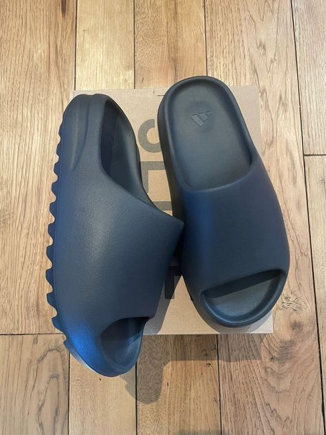 Black Yeezy Slides, Tory Burch Sandals Outfit, Crocs Outfit Men, Black Yeezy, Dude Clothes, Stylish Flip Flops, Pretty Sneakers, Cool Slides, Yeezy Slides