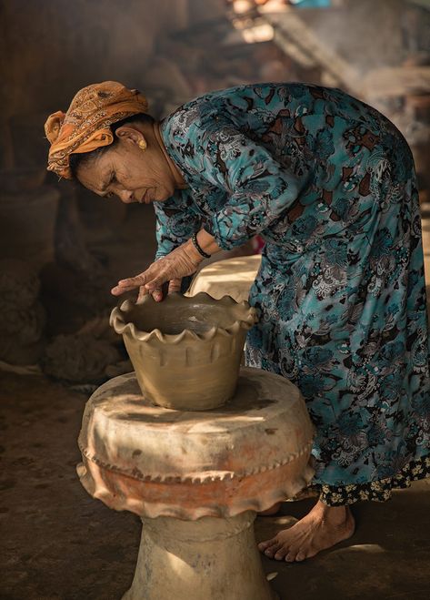 Pottery Village, Sketchbook Assignments, Ancient Vietnam, Room Children, Rugs Bedroom, Creative Advertising Design, Traditional Pottery, South Vietnam, Natural Weave