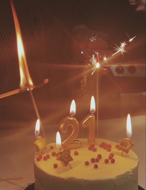 Candle Sparklers Birthday, Candles For Birthday Cake, 26 Candles Birthday, Happy Birthday 21 Cake, 21 Candles Birthday, Cute Birthday Candles, 21 Balloons Birthday, Cake With Candles Aesthetic, Birthday Cake For 21