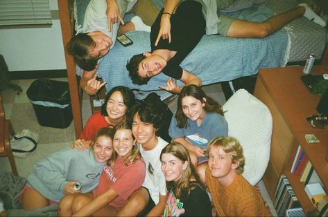 College 2000s Aesthetic, 90s College Dorm, College Film Aesthetic, 1990s College Aesthetic, College Friendship Aesthetic, Claremont Mckenna College Aesthetic, Sophomore Year College Aesthetic, Dorm Room Friends Aesthetic, Honors College Aesthetic