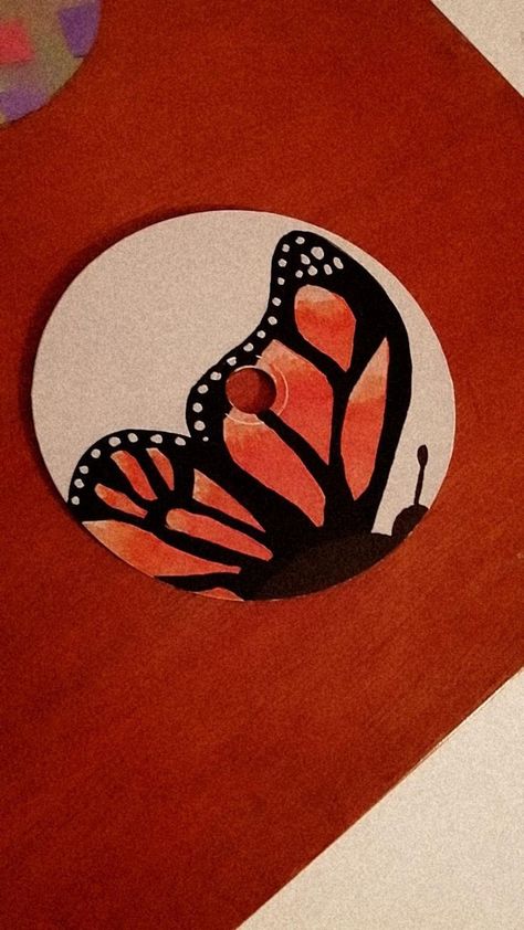 Disc Painting Aesthetic, Small Record Painting Ideas, Painted Cds Aesthetic Simple, Vinyl Record Art Ideas Diy Crafts, Painting Cds Ideas, Easy Cd Painting Ideas, Dvd Pintados Aesthetic, Painting On Cds Aesthetic, Ideas Para Pintar Cd