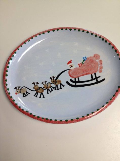 Handmade Christmas Gifts From Baby, Infant Keepsake Ideas, Toddler Christmas Plate Crafts, Grandparent Pottery Ideas, Christmas Plate Painting Ideas Kids, Christmas Handprint Pottery Ideas, Christmas Cookie Plates Diy, Diy Handprint Plate Christmas, Christmas Plates Diy Kids Handprint