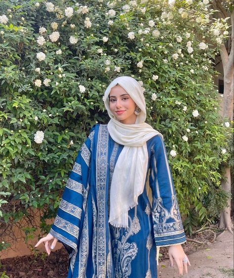 Desi Hijabi, Desi Fits, Hijab Style Tutorial, Modest Fashion Hijab, Muslim Outfits Casual, Muslim Fashion Hijab Outfits, Desi Outfits, Pakistani Fashion Casual, Pakistani Fancy Dresses