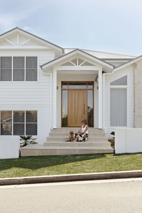 Wgite-exterior-house Weatherboard House Exterior, Coastal Exterior House Colors, White Exterior House, White Weatherboard House, Hamptons Exterior, Coastal House Exterior, Coastal Facade, Split Level House Exterior, Weatherboard Exterior