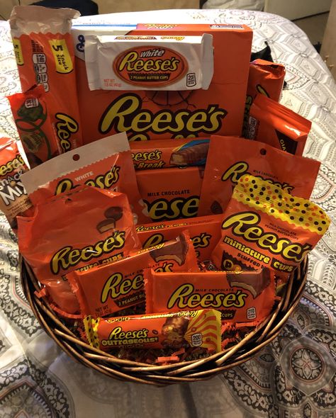 Peanut Butter Gift Basket, Reeses Gift Basket, Reese’s Bouquet Diy, Reeses Gift Ideas Diy, Reese’s Gift Basket, Reeses Gift Ideas, Candy Gifts For Boyfriend, Snacks Gift Basket Ideas, Cute Candy Gifts