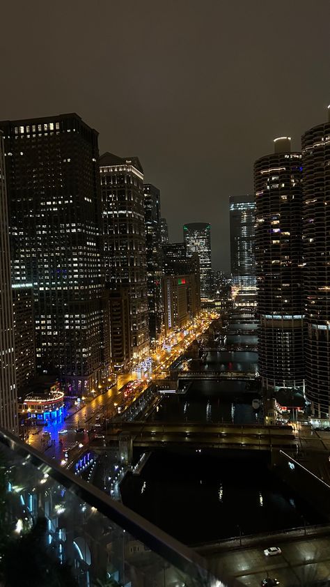 City View Night, Chicago Aesthetic, Chicago At Night, New York Wallpaper, Dark City, Night Scenery, Nyc Life, Chicago City, Pretty Landscapes