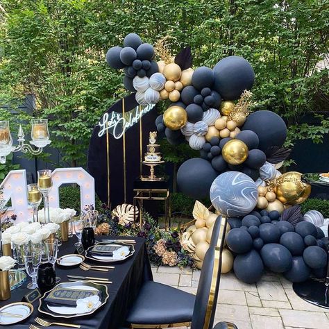 The B Collective on Instagram: “Have you ever seen black and gold done wrong? Yeah me either. Repost from @balloonsbydina • ▪️Celebrating 40 in Style ▪️. Beautiful…” Black Gold Balloon Garland, Gold Balloon Garland, Marble Balloons, Black And Gold Balloons, Birthday Party Theme Decorations, Garland Arch, Birthday Balloon Decorations, Black Balloons, 40th Birthday Parties