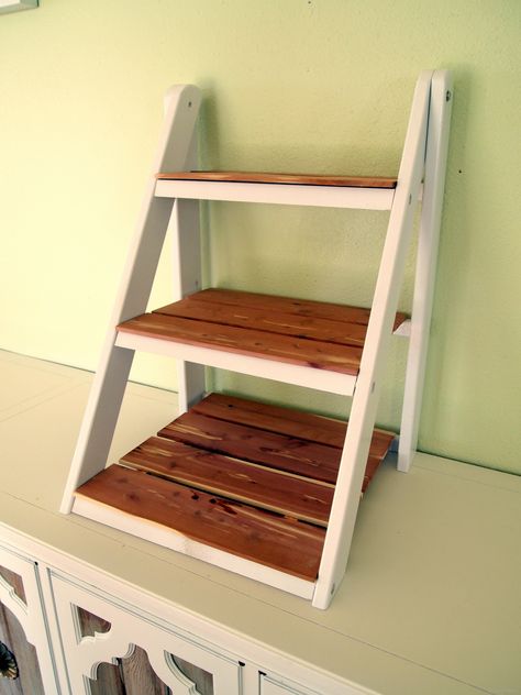 Tutorial! Mini Ladder Shelf for Serving and Entertaining {Sawdust and Embryos} Small Ladder Shelf, Small Ladder, Diy Dresser Makeover, Craft Fairs Booth, Craft Booth Displays, Diy Display, Craft Stalls, Craft Fair Displays, Bookshelf Design