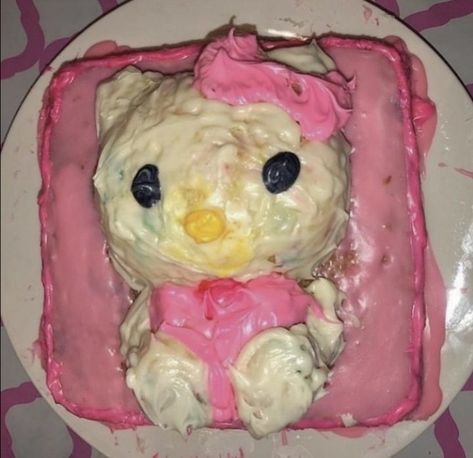 Bolo Da Hello Kitty, Cake Meme, 14th Birthday Cakes, Ugly Cakes, Cake Fails, Pink Birthday Cakes, Funny Birthday Cakes, Hello Kitty Aesthetic, Hello Kitty Cake