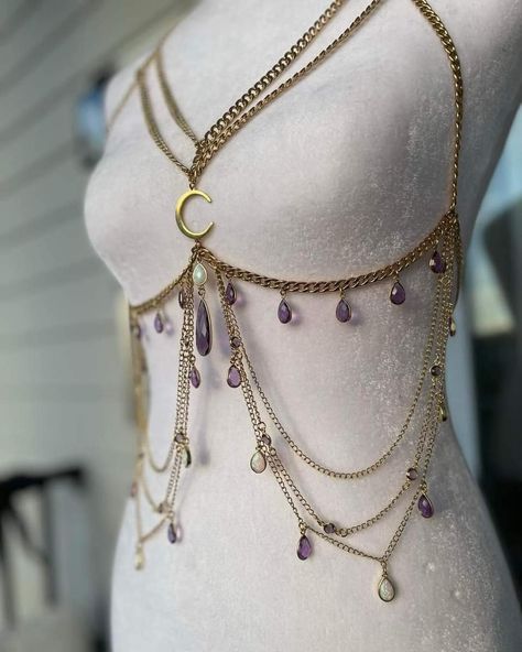 Chest Chain Body Jewelry, Diy Chain Harness, Chain Harness Outfit, Goddess Inspired Outfits, Celestial Outfit Aesthetic, Fae Clothes, Fae Aesthetic Clothes, Mythical Outfits, Fae Jewelry