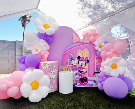 Minnie & Daisy 🎀🌼 . . . . . . . . #balloonbouquet #balloonbouquets #partydecor #balloons #balloongarland #phoenixaz #partysetup #party #birthdaydecor #birthdayparty #festa #balloonhacks #balloongarlandsdiy #balloongarlnddiy #diy #ballooncolumns #partytable #kidtable #kidsparty #bowtique #minniemouseparty #minnieanddaisy #colorfulparty Minnie And Daisy 2nd Birthday Party, Bowtique Party, Minnie Bowtique Birthday Party, Minnie Mouse Backdrop Ideas, Minnie Backdrop, Minnie Mouse Bowtique Birthday, Minnie And Daisy Birthday Party, Minnie Mouse 1st Birthday Party Ideas, Minnie Mouse Bowtique Party