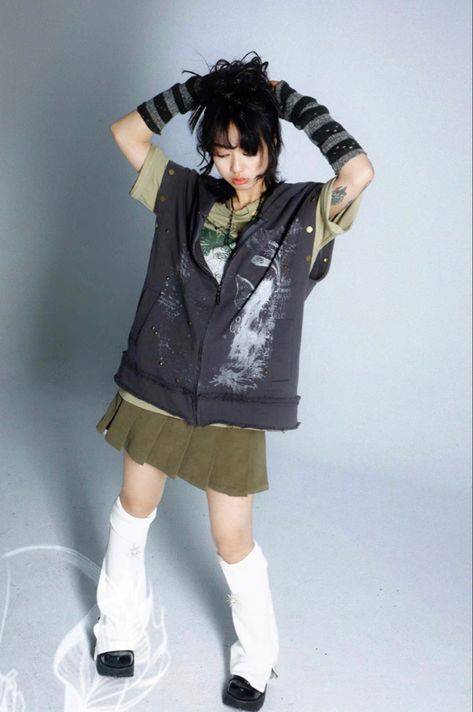 Y2k Grunge Mini Skirt, K Streetwear, Y2k Asian Outfits, 2000 Japanese Fashion Y2k, Chinese 2000s Y2k Style, Y2k Fashion Chinese, Japanese City Pop Fashion, Early 2000s Japanese Aesthetic, 90s Punk Fashion Soft Grunge