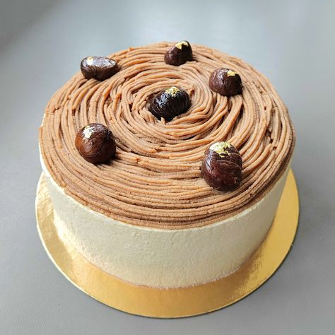 Vanilla sponge layered with chestnut whipped cream, chestnuts and chestnut buttercream. Christmas Nut Cake, Chestnut Cream Cake, Chestnut Cream Recipe, Chestnut Cheesecake, Chestnut Buttercream, Chocolate Chestnut Cake, Italian Chestnut Cake, Mont Blanc Cake, Christmas Nuts