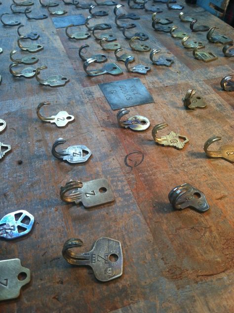 Key Crafts, Old Keys, Cabinets Diy, Deco Originale, Trash To Treasure, Vintage Keys, Furniture Bedroom, Key Hooks, Diy Pallet