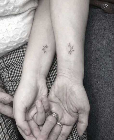 Matching Sun Tattoos Mother Daughters, Mother Daughter Sun Tattoos, Minimal Sister Tattoo Ideas, Sun Friendship Tattoo, Matching Tattoo Mother And Daughter, Minimalist Mother Daughter Tattoo, Mother Daughter Fine Line Tattoo, Matching Tattoos Mum And Daughter, Tiny Tattoo Finger