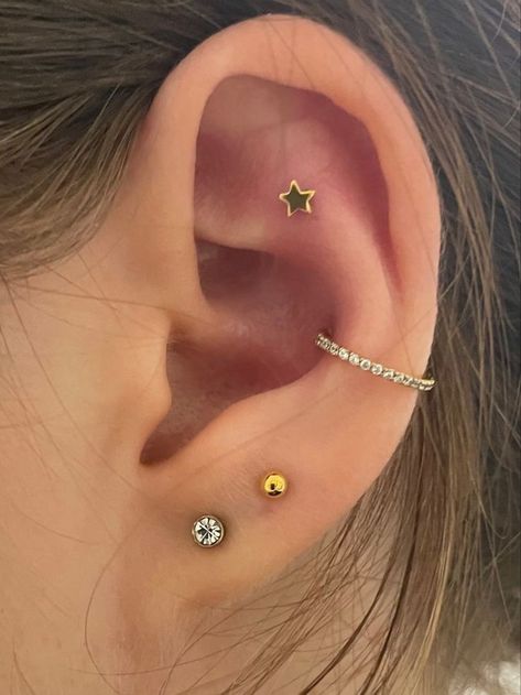 Flat And Helix Ear Piercing, 3 Conch Piercing, Aesthetic Conch Piercing, Double Flat Piercing Ideas, Conch And Flat Piercing Together, Double Helix With Conch, Ear Flat Piercing Ideas, Conch Flat Piercing, Flat And Conch Piercings