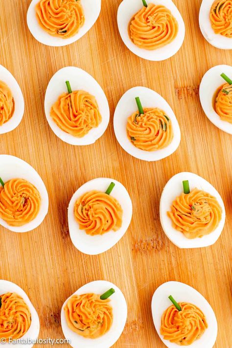 These deviled eggs are made to look like pumpkins and are so fun for Thanksgiving and Halloween! #pumpkin #deviled #eggs #halloween #thanksgiving Smokey Pumpkin Deviled Eggs, Fall Themed Deviled Eggs, Deviled Egg Pumpkins, Devil Deviled Eggs, Devilled Eggs Halloween, Deviled Eggs Recipe Best Halloween, Roasted Red Pepper Deviled Eggs, Pumpkin Deviled Eggs Recipe, Deviled Eggs Pumpkin