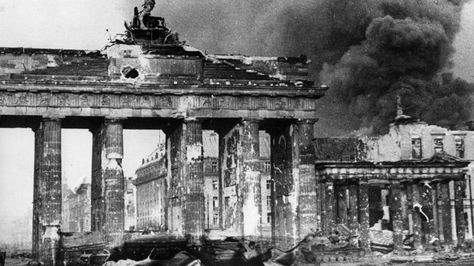 Berlin 1945, German Soldier, German Soldiers Ww2, Wwii Photos, Brandenburg Gate, German History, German Army, On The Ground, Military History