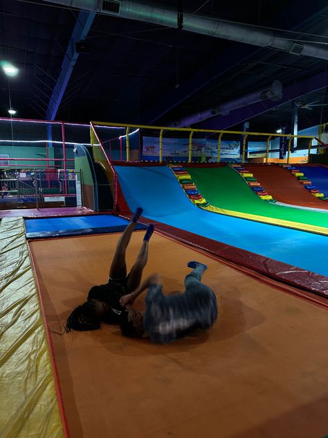 Trampoline Date Night Ideas, Trampoline Park Pictures, Trampoline Park Aesthetic Friends, Trampoline Park With Friends, Trampoline Park Date, Trampoline Date, Trampoline Park Aesthetic, Trampoline Park Party, Jump Park