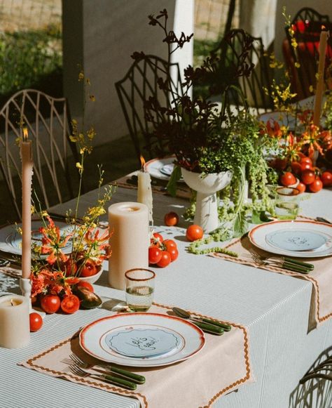 One Table Wedding Dinner, Chic Wedding Tablescape, Al Fresco Table Settings, Italian Summer Dinner Party Table, Lunch Party Table Setting, Italian Table Settings Ideas, Italian Christmas Table Setting, Farm To Table Dinner Party Decor, Roman Garden Aesthetic