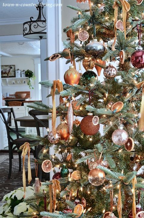 Orange Christmas Tree, Christmas Tree Inspo, Retro Christmas Tree, Orange Christmas, Interior Vintage, Christmas Decor Inspiration, Cottage Christmas, Christmas Tree Inspiration, Christmas Interiors