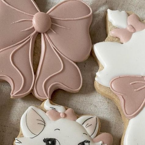 Jami Lee - Sweet Life Co. on Instagram: "🎀" Bows Cookies Decorated, Bow Sugar Cookies Royal Icing, Pink Bow Cookies Decorated, Christmas Bow Cookies, Ribbon Cookies Decorated, Bow Cookies Decorated, Pacifier Cookies, Bow Sugar Cookies, Bow Cookies