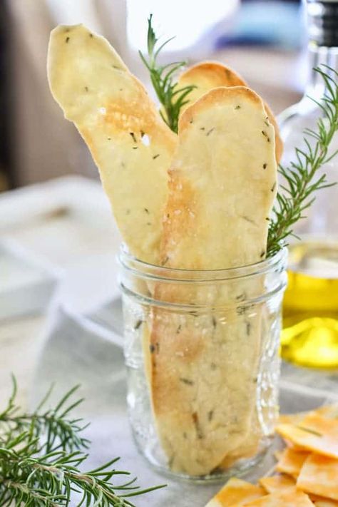 Homemade Rustic Crackers, Cuban Crackers Recipe, Delicious Healthy Recipes Snacks, Easy Snacks To Make Savory, Zucchini Crackers, Water Crackers Recipe, Easy Homemade Crackers, Easy Food Gifts, Rosemary Crackers